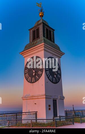 Blick auf den alten Uhrenturm der Festung Petrovaradin in Novi Sad, Serbien Stockfoto
