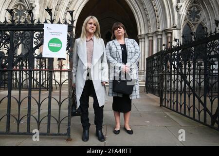 Aktenfoto vom 22/03/21 von den ehemaligen Subpostmastern Janet Skinner (links) und Tracy Felstead vor den Royal Courts of Justice, London. Von Dutzenden ehemaliger Subpostmeister, die wegen Diebstahls, Betrug und falscher Buchführung wegen des defekten Horizon-Buchhaltungssystems der Post verurteilt wurden, wird erwartet, dass ihre Namen endlich gelöscht werden. Ausgabedatum: Freitag, 23. April 2021. Stockfoto