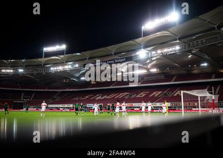 21. April 2021, Baden-Württemberg, Stuttgart: Fußball: Bundesliga, VfB Stuttgart - VfL Wolfsburg, Matchday 30 in der Mercedes-Benz Arena. Übersicht über die Mercedes-Benz Arena mit Flutlicht beim Heimspiel des VfB Stuttgart. Aufgrund der Corona-Pandemie müssen alle Bundesliga-Spiele als sogenannte Geisterspiele ohne Zuschauer gespielt werden. Foto: Tom Weller/dpa - WICHTIGER HINWEIS: Gemäß den Bestimmungen der DFL Deutsche Fußball Liga und/oder des DFB Deutscher Fußball-Bund ist es untersagt, im Stadion und/oder vom Spiel aufgenommene Fotos in Form von Sequenz pi zu verwenden oder zu verwenden Stockfoto