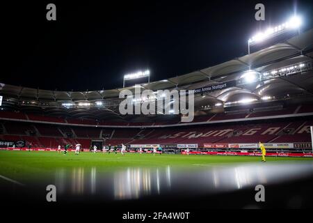 21. April 2021, Baden-Württemberg, Stuttgart: Fußball: Bundesliga, VfB Stuttgart - VfL Wolfsburg, Matchday 30 in der Mercedes-Benz Arena. Übersicht über die Mercedes-Benz Arena mit Flutlicht beim Heimspiel des VfB Stuttgart. Aufgrund der Corona-Pandemie müssen alle Bundesliga-Spiele als sogenannte Geisterspiele ohne Zuschauer gespielt werden. Foto: Tom Weller/dpa - WICHTIGER HINWEIS: Gemäß den Bestimmungen der DFL Deutsche Fußball Liga und/oder des DFB Deutscher Fußball-Bund ist es untersagt, im Stadion und/oder vom Spiel aufgenommene Fotos in Form von Sequenz pi zu verwenden oder zu verwenden Stockfoto