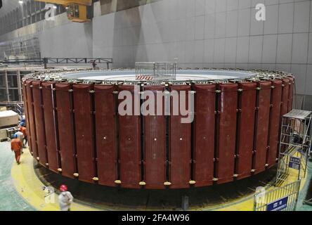 Liangshan, China. April 2021. Das unterirdische Kraftwerk des weltweit größten Wasserkraftwerks Baihetan in Liangshan, Sichuan, China, am 22. April 2021.(Foto: TPG/cnsphotos) Quelle: TopPhoto/Alamy Live News Stockfoto