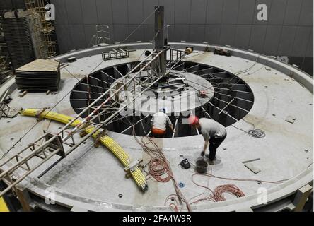 Liangshan, China. April 2021. Das unterirdische Kraftwerk des weltweit größten Wasserkraftwerks Baihetan in Liangshan, Sichuan, China, am 22. April 2021.(Foto: TPG/cnsphotos) Quelle: TopPhoto/Alamy Live News Stockfoto