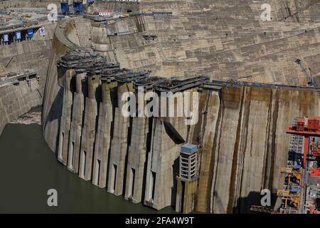 Liangshan, China. April 2021. Das unterirdische Kraftwerk des weltweit größten Wasserkraftwerks Baihetan in Liangshan, Sichuan, China, am 22. April 2021.(Foto: TPG/cnsphotos) Quelle: TopPhoto/Alamy Live News Stockfoto