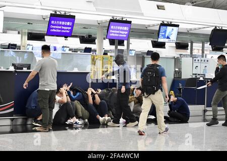 Hongkong, China. April 2021. Die Polizei in Hongkong nimmt am 23. April 2021 an der Anti-Terror-Übung auf dem internationalen Flughafen Hongkong in Hongkong, China, Teil. (Foto: TPG/cnsphotos) Quelle: TopPhoto/Alamy Live News Stockfoto