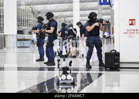 Hongkong, China. April 2021. Die Polizei in Hongkong nimmt am 23. April 2021 an der Anti-Terror-Übung auf dem internationalen Flughafen Hongkong in Hongkong, China, Teil. (Foto: TPG/cnsphotos) Quelle: TopPhoto/Alamy Live News Stockfoto