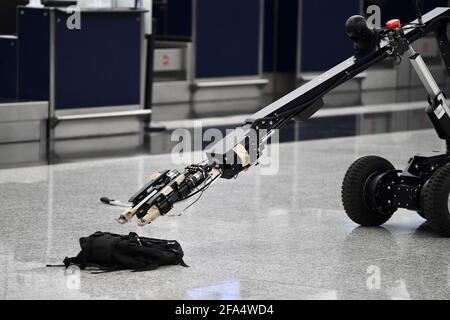 Hongkong, China. April 2021. Die Polizei in Hongkong nimmt am 23. April 2021 an der Anti-Terror-Übung auf dem internationalen Flughafen Hongkong in Hongkong, China, Teil. (Foto: TPG/cnsphotos) Quelle: TopPhoto/Alamy Live News Stockfoto