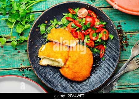 Chicken Kiev Cutlet mit frischem Gemüsesalat.Ukrainisches Essen Stockfoto