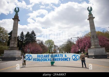 New York, USA. April 2021. Aktivisten halten am 22. April 2021 vor dem Prospect Park im Stadtteil Brooklyn in New York, USA, ein Schild am Earth Day. Quelle: Michael Nagle/Xinhua/Alamy Live News Stockfoto