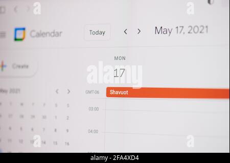 New york, USA - 17. Februar 2021: Shavuot 17. Mai auf google Kalender auf Laptop-Bildschirm Nahaufnahme. Stockfoto