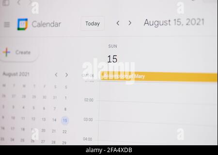 New york, USA - 17. Februar 2021: Annahme Mary 15 August auf google Kalender auf Laptop-Bildschirm Nahaufnahme. Stockfoto