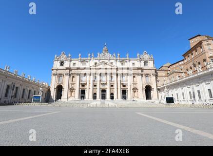 Vatikanstadt, VA, Vatikan - 16. August 2020: Petersplatz in ROM und Basilika Stockfoto