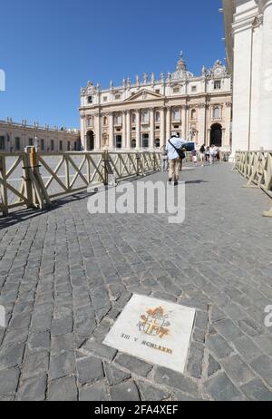 Vatikanstadt, VA, Vatikan - 16. August 2020: Ort der Schießerei markiert durch eine Steintafel auf dem Petersplatz versuchten Ermordung des Papstes Stockfoto