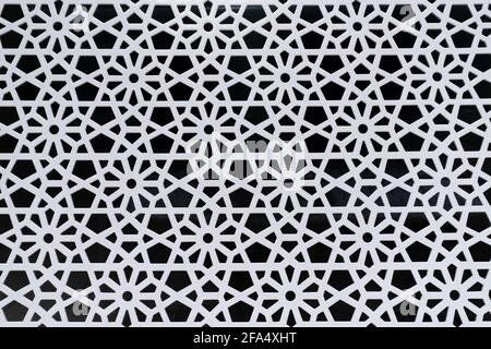 Abstraktes florales Muster im Retro-Stil aus weißem Metall in Nahaufnahme Stockfoto