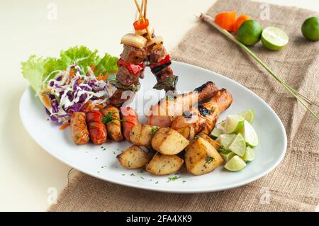 Seafood-Platte, Meeresfrüchte-Küche mit Gemüsesalat Stockfoto