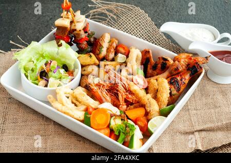 Seafood-Platte, Meeresfrüchte-Küche mit Gemüsesalat Stockfoto