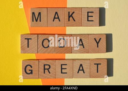 Make Today große, motivierende Wörter in hölzernen Buchstaben Alphabet isoliert auf gelbem und orangefarbenem Hintergrund Stockfoto