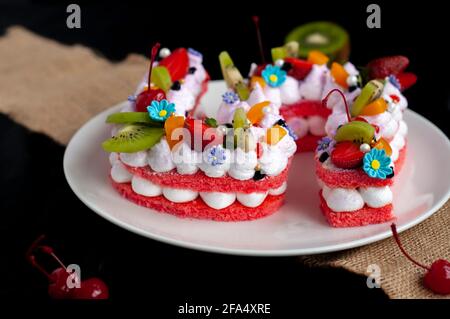 Biskuitkuchen in 5-er Form Stockfoto