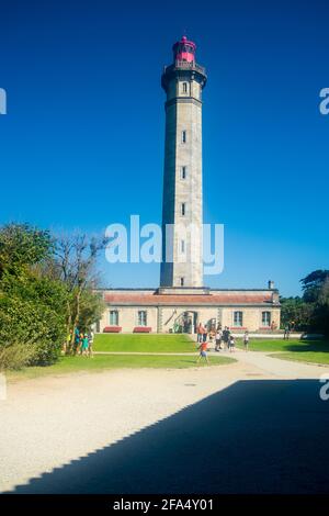 PHARE des Baleines in Saint-Clément-des-Baleines auf der Insel ile De Ré in Frankreich mit Touristen an einem sonnigen Tag Im Sommer Stockfoto