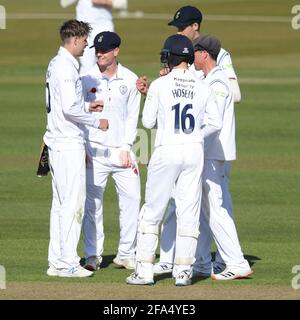 CHESTER LE STREET, GROSSBRITANNIEN. 22. APRIL Derbyshire feiert das Wicket von Jack Burnham aus Durham während des LV= Insurance County Championship-Spiels zwischen dem Durham County Cricket Club und dem Derbyshire County Cricket Club am Donnerstag, dem 22. April 2021, in Emirates Riverside, Chester le Street. (Quelle: Robert Smith) Quelle: MI News & Sport /Alamy Live News Stockfoto