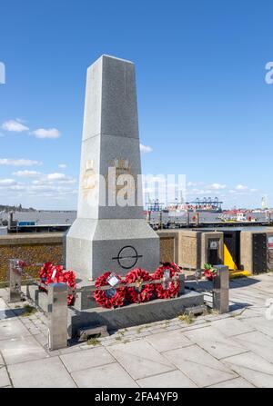 Merchant Navy Memorial mit Gedenkkränzen, Harwich, Essex, England, Großbritannien Stockfoto