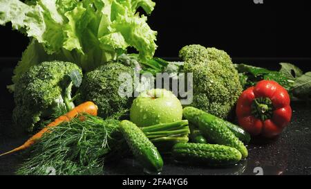 Foto von gemischtem Gemüse mit Wassertropfen gesetzt Stockfoto
