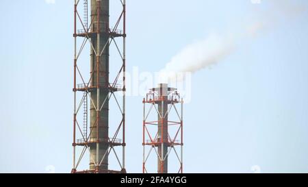 Foto einer Industriefabrik mit weißem Rauch aus Rohren Stockfoto