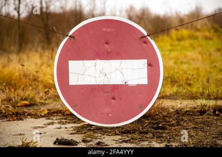 Alt rostig kein Einfahrtschild auf einer alten verlassenen Straße in einem Feld. Nahaufnahme Stockfoto