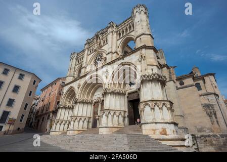 CUENCA, SPANIEN – 10. AUGUST 2020: Fassade der Kathedrale von Cuenca, einem gotischen Gebäude, das 1196 gebaut wurde Stockfoto