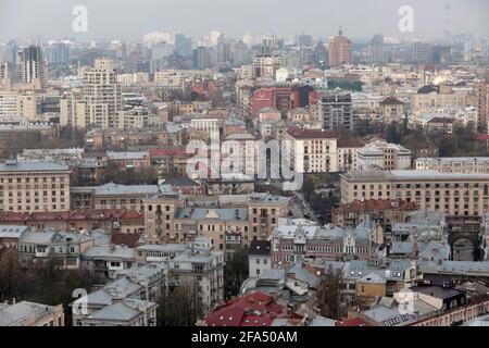 KIEW, UKRAINE - 20. APRIL 2021 - das Stadtbild wird in Kiew, der Hauptstadt der Ukraine, festgehalten. Stockfoto