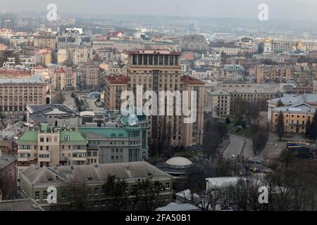 KIEW, UKRAINE - 20. APRIL 2021 - das Ukraine Hotel wird in Kiew, der Hauptstadt der Ukraine, gefangen genommen. Stockfoto