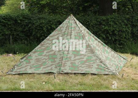 Ein dreieckiges Vintage Military Canvas Zelt. Stockfoto