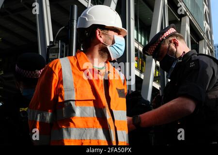 London, Großbritannien. April 2021. Aktivisten des Extinction Rebellion werfen Kohle vor dem Lloyds-Gebäude ab, um die Versicherung der Kohlemine West Cumbria zu verurteilen. Quelle: Joao Daniel Pereira. Stockfoto