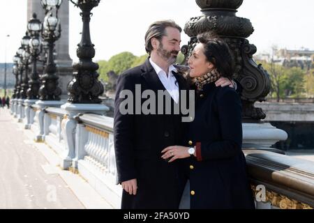 Prinz Joachim Murat, Prinz von Pontecorvo, posiert mit seiner Frau Prinzessin Yasmine während eines Sitzungsfotos am 17. April 2021 in Paris, Frankreich. Prinz Joachim Murat ist ein direkter Nachkomme des Königs von Neapel und des Uraur-Uraur-Uraur-Neffen des Imperators Napoleon. Prinz Joachim Murat heiratete am 5. März in Paris Yasmine Lorraine Briki. Sie erwarten auch ihr erstes Kind im August. Die Künstlerin Yasmine Lorraine Briki wurde in Annaba in Algerien geboren. Ihre Familie stammt von den Al Breiiki, den Gründern des Fürstentums Al Breik (1751-1866) in Hadramaut, einer an die Forme angrenzenden Region Stockfoto