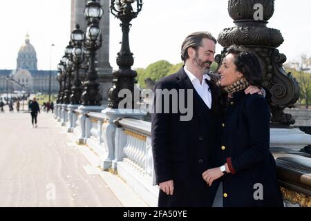 Prinz Joachim Murat, Prinz von Pontecorvo, posiert mit seiner Frau Prinzessin Yasmine während eines Sitzungsfotos am 17. April 2021 in Paris, Frankreich. Prinz Joachim Murat ist ein direkter Nachkomme des Königs von Neapel und des Uraur-Uraur-Uraur-Neffen des Imperators Napoleon. Prinz Joachim Murat heiratete am 5. März in Paris Yasmine Lorraine Briki. Sie erwarten auch ihr erstes Kind im August. Die Künstlerin Yasmine Lorraine Briki wurde in Annaba in Algerien geboren. Ihre Familie stammt von den Al Breiiki, den Gründern des Fürstentums Al Breik (1751-1866) in Hadramaut, einer an die Forme angrenzenden Region Stockfoto