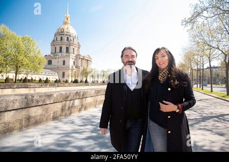 Prinz Joachim Murat, Prinz von Pontecorvo, posiert mit seiner Frau Prinzessin Yasmine während eines Sitzungsfotos am 17. April 2021 in Paris, Frankreich. Prinz Joachim Murat ist ein direkter Nachkomme des Königs von Neapel und des Uraur-Uraur-Uraur-Neffen des Imperators Napoleon. Prinz Joachim Murat heiratete am 5. März in Paris Yasmine Lorraine Briki. Sie erwarten auch ihr erstes Kind im August. Die Künstlerin Yasmine Lorraine Briki wurde in Annaba in Algerien geboren. Ihre Familie stammt von den Al Breiiki, den Gründern des Fürstentums Al Breik (1751-1866) in Hadramaut, einer an die Forme angrenzenden Region Stockfoto