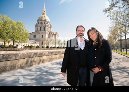 Prinz Joachim Murat, Prinz von Pontecorvo, posiert mit seiner Frau Prinzessin Yasmine während eines Sitzungsfotos am 17. April 2021 in Paris, Frankreich. Prinz Joachim Murat ist ein direkter Nachkomme des Königs von Neapel und des Uraur-Uraur-Uraur-Neffen des Imperators Napoleon. Prinz Joachim Murat heiratete am 5. März in Paris Yasmine Lorraine Briki. Sie erwarten auch ihr erstes Kind im August. Die Künstlerin Yasmine Lorraine Briki wurde in Annaba in Algerien geboren. Ihre Familie stammt von den Al Breiiki, den Gründern des Fürstentums Al Breik (1751-1866) in Hadramaut, einer an die Forme angrenzenden Region Stockfoto