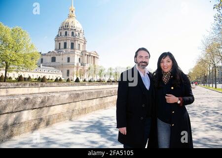 Prinz Joachim Murat, Prinz von Pontecorvo, posiert mit seiner Frau Prinzessin Yasmine während eines Sitzungsfotos am 17. April 2021 in Paris, Frankreich. Prinz Joachim Murat ist ein direkter Nachkomme des Königs von Neapel und des Uraur-Uraur-Uraur-Neffen des Imperators Napoleon. Prinz Joachim Murat heiratete am 5. März in Paris Yasmine Lorraine Briki. Sie erwarten auch ihr erstes Kind im August. Die Künstlerin Yasmine Lorraine Briki wurde in Annaba in Algerien geboren. Ihre Familie stammt von den Al Breiiki, den Gründern des Fürstentums Al Breik (1751-1866) in Hadramaut, einer an die Forme angrenzenden Region Stockfoto