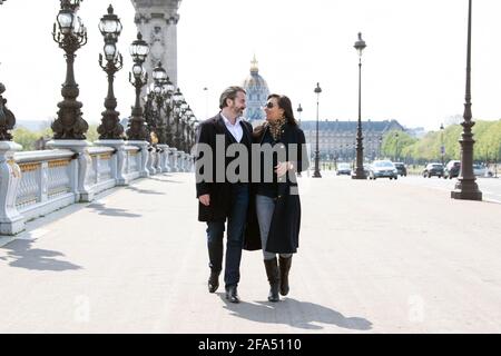 Prinz Joachim Murat, Prinz von Pontecorvo, posiert mit seiner Frau Prinzessin Yasmine während eines Sitzungsfotos am 17. April 2021 in Paris, Frankreich. Prinz Joachim Murat ist ein direkter Nachkomme des Königs von Neapel und des Uraur-Uraur-Uraur-Neffen des Imperators Napoleon. Prinz Joachim Murat heiratete am 5. März in Paris Yasmine Lorraine Briki. Sie erwarten auch ihr erstes Kind im August. Die Künstlerin Yasmine Lorraine Briki wurde in Annaba in Algerien geboren. Ihre Familie stammt von den Al Breiiki, den Gründern des Fürstentums Al Breik (1751-1866) in Hadramaut, einer an die Forme angrenzenden Region Stockfoto