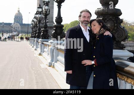 Prinz Joachim Murat, Prinz von Pontecorvo, posiert mit seiner Frau Prinzessin Yasmine während eines Sitzungsfotos am 17. April 2021 in Paris, Frankreich. Prinz Joachim Murat ist ein direkter Nachkomme des Königs von Neapel und des Uraur-Uraur-Uraur-Neffen des Imperators Napoleon. Prinz Joachim Murat heiratete am 5. März in Paris Yasmine Lorraine Briki. Sie erwarten auch ihr erstes Kind im August. Die Künstlerin Yasmine Lorraine Briki wurde in Annaba in Algerien geboren. Ihre Familie stammt von den Al Breiiki, den Gründern des Fürstentums Al Breik (1751-1866) in Hadramaut, einer an die Forme angrenzenden Region Stockfoto