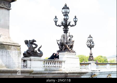 Prinz Joachim Murat, Prinz von Pontecorvo, posiert mit seiner Frau Prinzessin Yasmine während eines Sitzungsfotos am 17. April 2021 in Paris, Frankreich. Prinz Joachim Murat ist ein direkter Nachkomme des Königs von Neapel und des Uraur-Uraur-Uraur-Neffen des Imperators Napoleon. Prinz Joachim Murat heiratete am 5. März in Paris Yasmine Lorraine Briki. Sie erwarten auch ihr erstes Kind im August. Die Künstlerin Yasmine Lorraine Briki wurde in Annaba in Algerien geboren. Ihre Familie stammt von den Al Breiiki, den Gründern des Fürstentums Al Breik (1751-1866) in Hadramaut, einer an die Forme angrenzenden Region Stockfoto