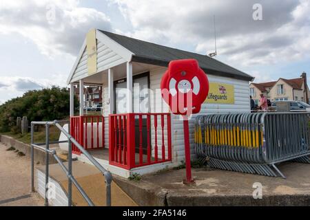 Rettungsschwimmer-Station am Southwold Beach in Suffolk, Großbritannien Stockfoto