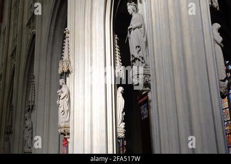 HERTOGENBUSCH, NIEDERLANDE - 1. APRIL 2021: Gotischer Innenraum des St. Janskathedraals (St. John's Cathedral) mit Statuen und Ornamenten Stockfoto