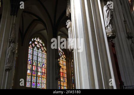 HERTOGENBUSCH, NIEDERLANDE - 1. APRIL 2021: Gotischer Innenraum des St. Janskathedraals (St. John's Cathedral) mit Glasmalereien, Statuen und Ornamenten Stockfoto