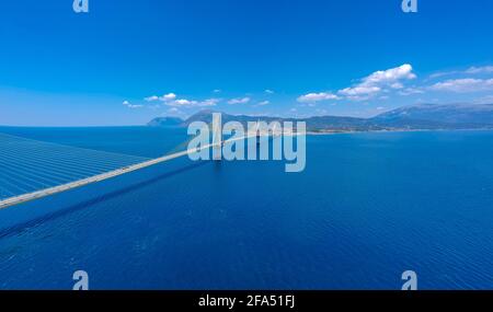 Luftaufnahme der Rio Antirrio oder Charilaos Trikoupis Brücke in der Nähe von Patra City, Griechenland Stockfoto