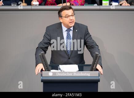 Berlin, Deutschland. April 2021. Volker Münz (AfD), spricht im Bundestag. Das Thema ist die Annahme des Nachtragshaushalts. Quelle: Christophe Gateau/dpa/Alamy Live News Stockfoto