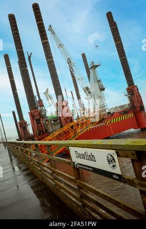 Wave Walker Jack-up Barge hilft beim Bau einer neuen größeren Meeresmauer in Dawlish zum Schutz der Eisenbahn, Devon, England. Stockfoto