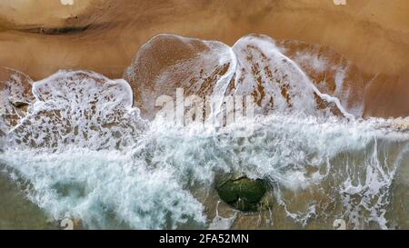 Küste mit klarem Wasser viele krachende Wellen und Felsen Luft Bild Stockfoto