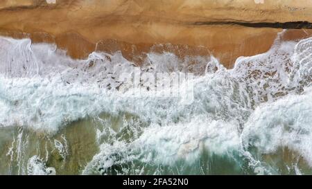 Meeresküste mit klarem Wasser und vielen krachenden Wellen Luftlinie Bild Stockfoto
