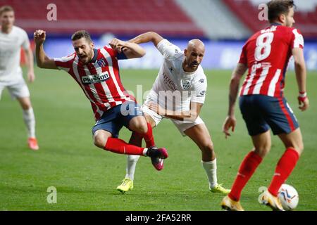 Sandro Ramirez von Huesca und Jorge Resurreccion 'Koke' von Atletico de Madrid während der spanischen Liga, La Liga, Fußballspiel zwischen Atletico de Madrid und SD Huesca im Wanda Metropolitano Stadion am 22. April 2021, in Madrid, Spanien. / LiveMedia Stockfoto