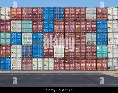 Gestapelte Container Port of Felixstowe, Suffolk, England, der verkehrsreichste Containerhafen Großbritanniens Stockfoto